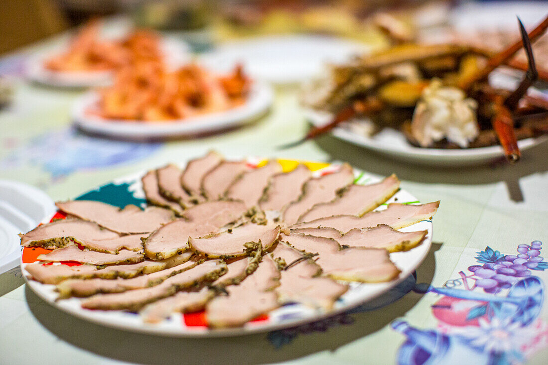 Weihnachtsabendessen mit gebratenem Schinken und Meeresfrüchten