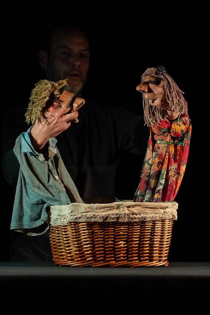 Puppeteer Javier Aranda performs his play "Vida"