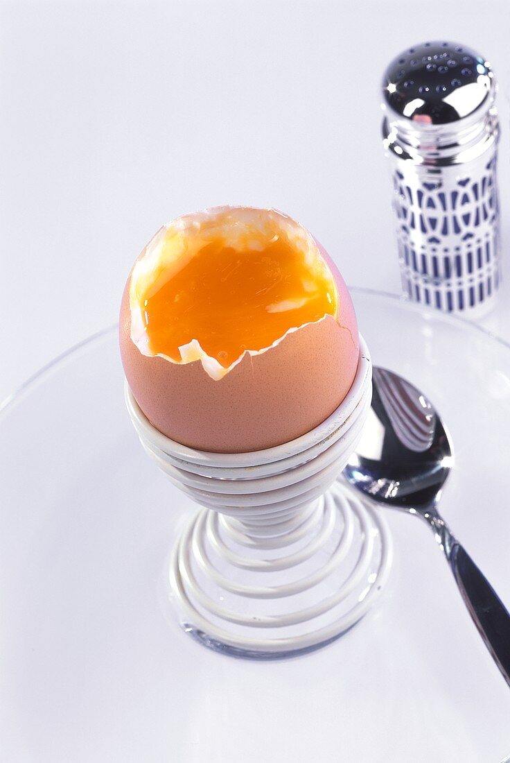 Ein aufgeschlagenes weichgekochtes Ei im Eierbecher