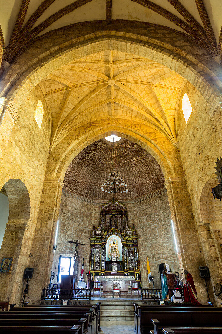 Kirchenschiff der Kirche Unserer Lieben Frau der Barmherzigkeit in der alten Kolonialstadt Santo Domingo, Dominikanische Republik. Fertiggestellt im Jahr 1555 n. Chr. UNESCO-Weltkulturerbe der Kolonialstadt Santo Domingo.