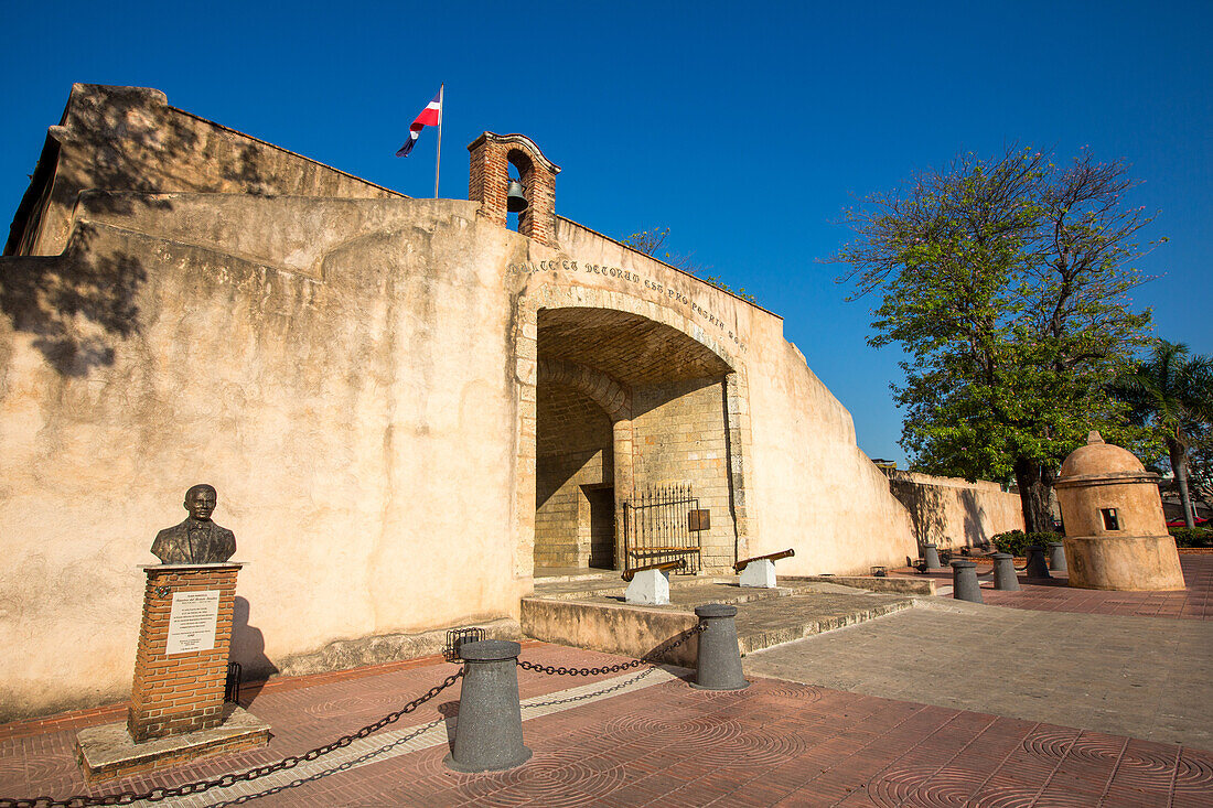 La Puerta del Conde oder das Grafentor in der Verteidigungsmauer um die Kolonialstadt Santo Domingo, Dominikanische Republik. UNESCO-Welterbestätte der Kolonialstadt Santo Domingo.