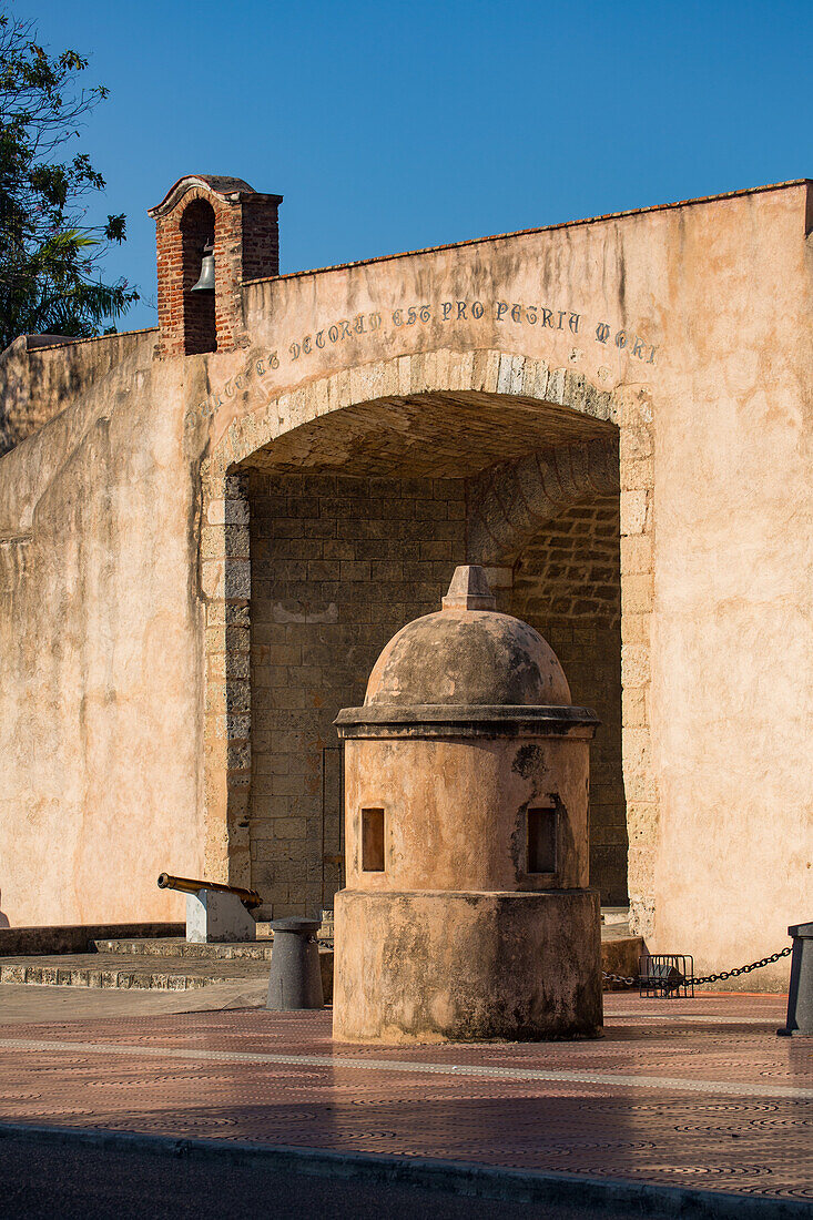 La Puerta del Conde oder das Grafentor in der Verteidigungsmauer um die Kolonialstadt Santo Domingo, Dominikanische Republik. UNESCO-Welterbestätte der Kolonialstadt Santo Domingo.