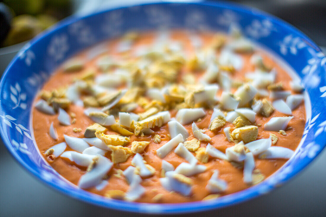Andalusische Salmorejo-Suppe mit gekochten Eiern