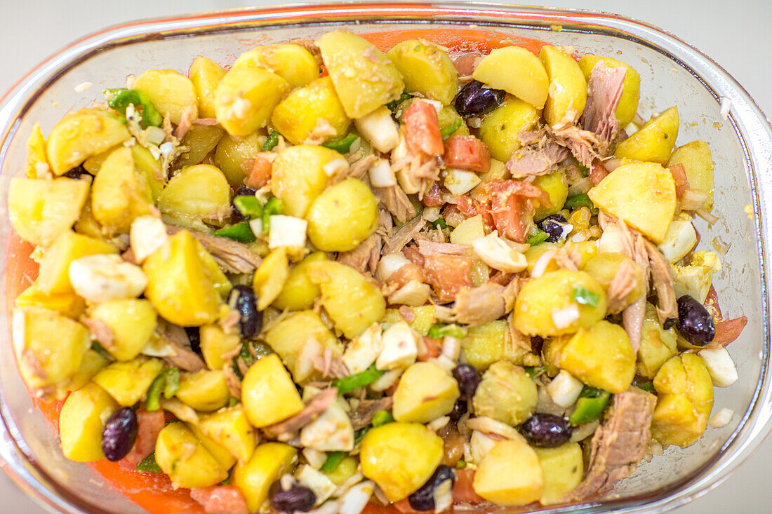 Andalusischer Kartoffelsalat mit Thunfisch und Gemüse