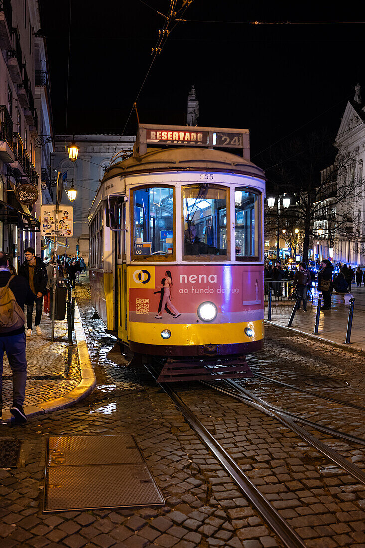 Straßenbahn in den Straßen von Lissabon