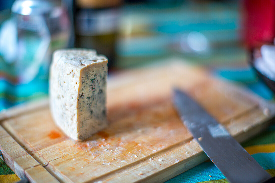 Handwerklich hergestellter Blauschimmelkäse aus Cabrales auf einem Holzbrett