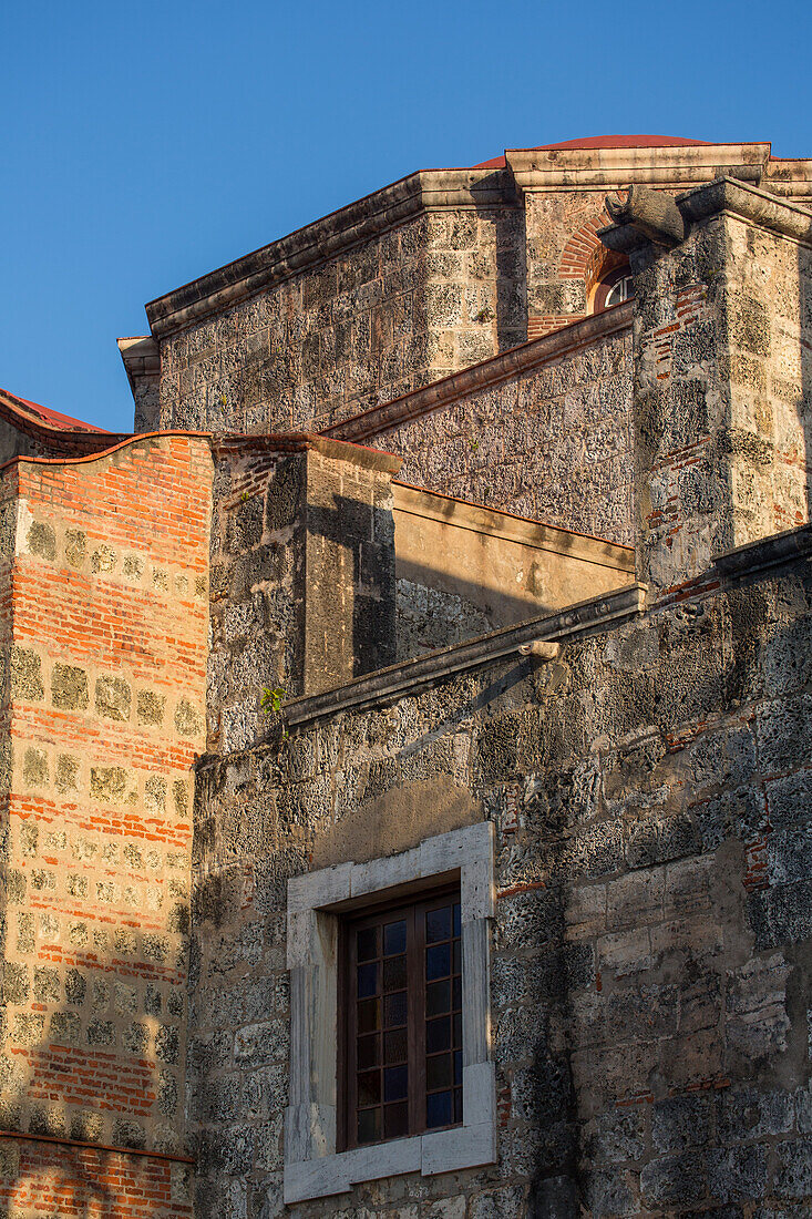 Seitenansicht des Nationalen Pantheons der Dominikanischen Republik, eines Mausoleums für die Gründer der Dominikanischen Republik. Santo Domingo. Ursprünglich 1745 als Jesuitenkirche erbaut. UNESCO-Weltkulturerbe der Kolonialstadt Santo Domingo.