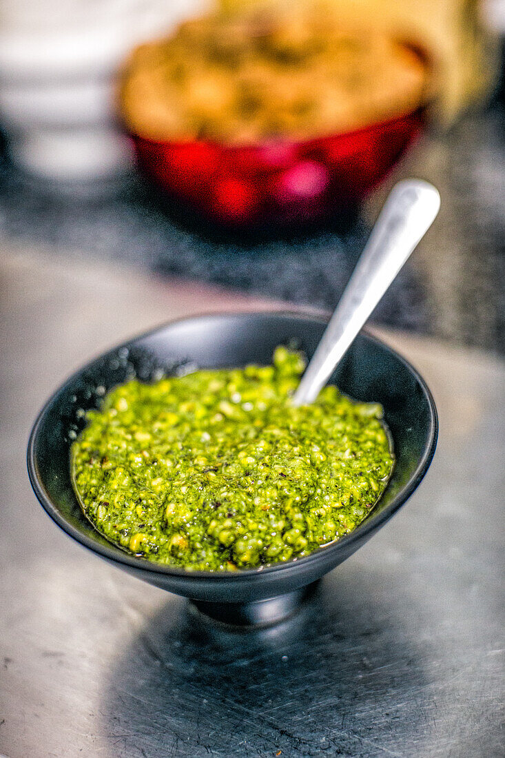 Frisches hausgemachtes Basilikum-Pesto in schwarzer Schale