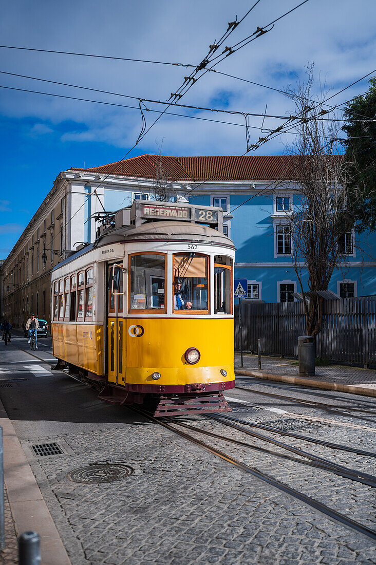 Straßenbahn in den Straßen von Lissabon