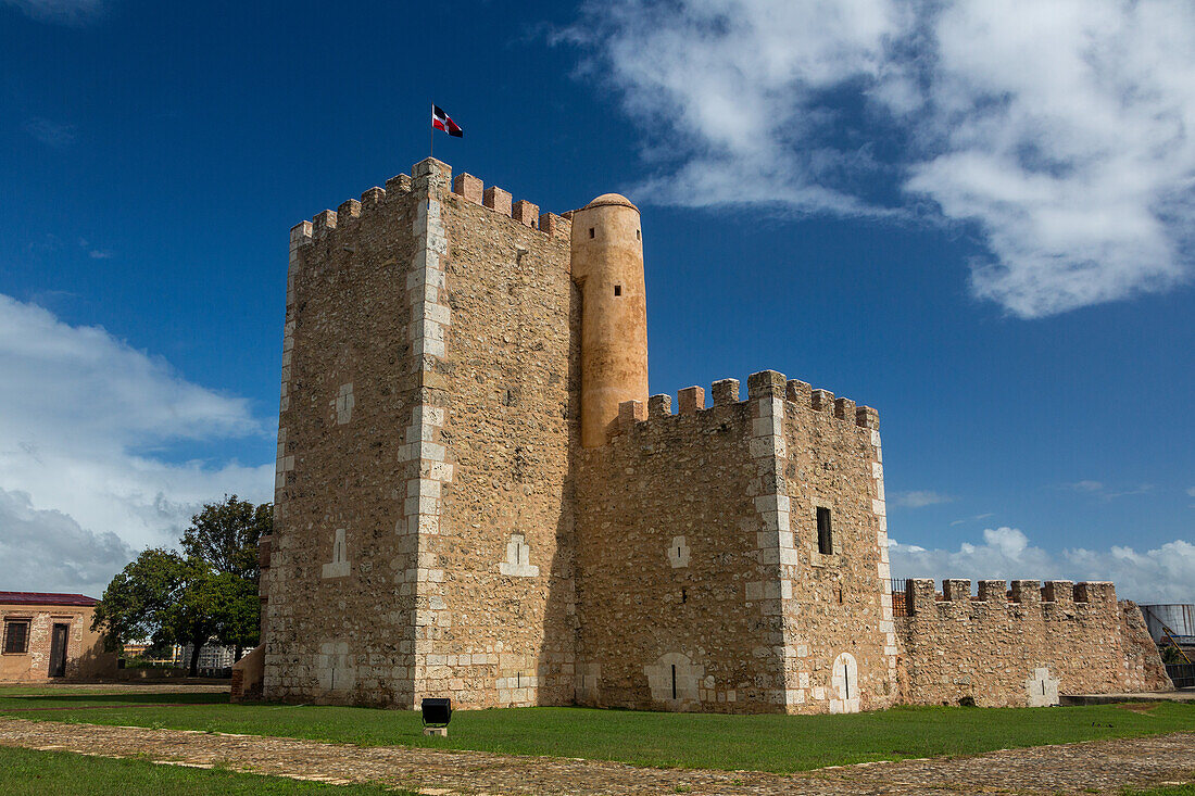 Die Festung Ozama, oder Fortaleza Ozama, in der Kolonialstadt Santo Domingo, Dominikanische Republik. Sie wurde 1505 n. Chr. fertiggestellt und war die erste europäische Festung auf dem amerikanischen Kontinent. UNESCO-Weltkulturerbe in der Kolonialstadt Santo Domingo.