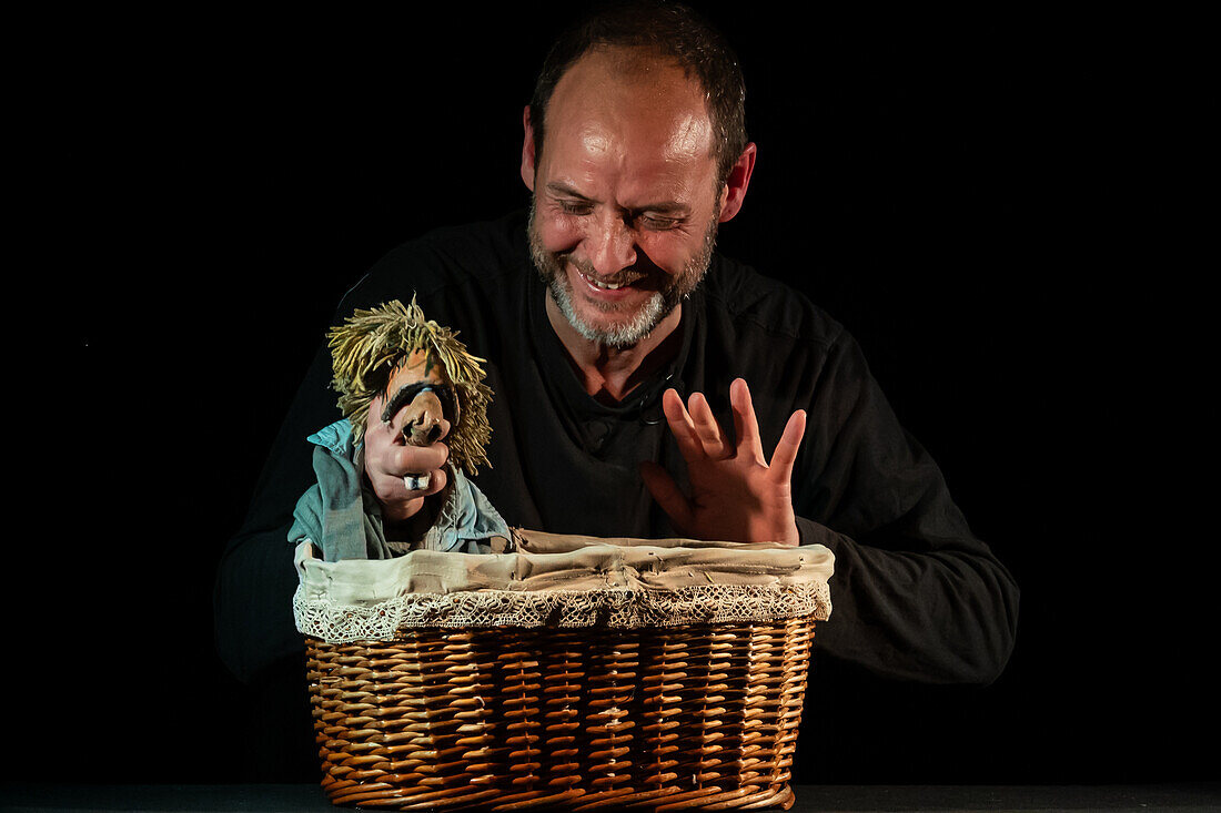 Puppeteer Javier Aranda performs his play "Vida"