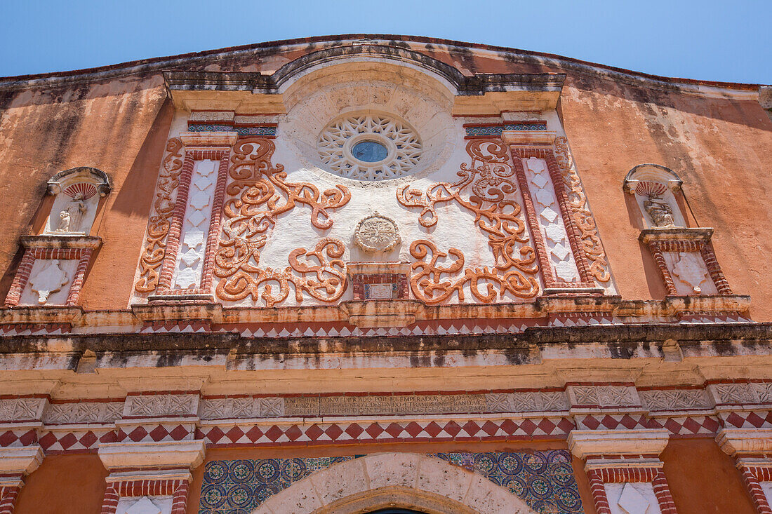 Detail der Fassade der Reichskirche und des Klosters des Heiligen Dominikus in der Kolonialstadt Santo Domingo, Dominikanische Republik, fertiggestellt 1535 n. Chr. UNESCO-Welterbe der Kolonialstadt Santo Domingo. Standort der ersten Universität auf dem amerikanischen Kontinent.