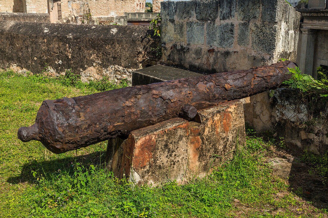 Old Spanish cannon at the Ozama Fortress, or Fortaleza Ozama, in the Colonial City of Santo Domingo, Dominican Republic. Completed in 1505 A.D., it was the first European fort built in the Americas. UNESCO World Heritage Site of the Colonial City of Santo Domingo.