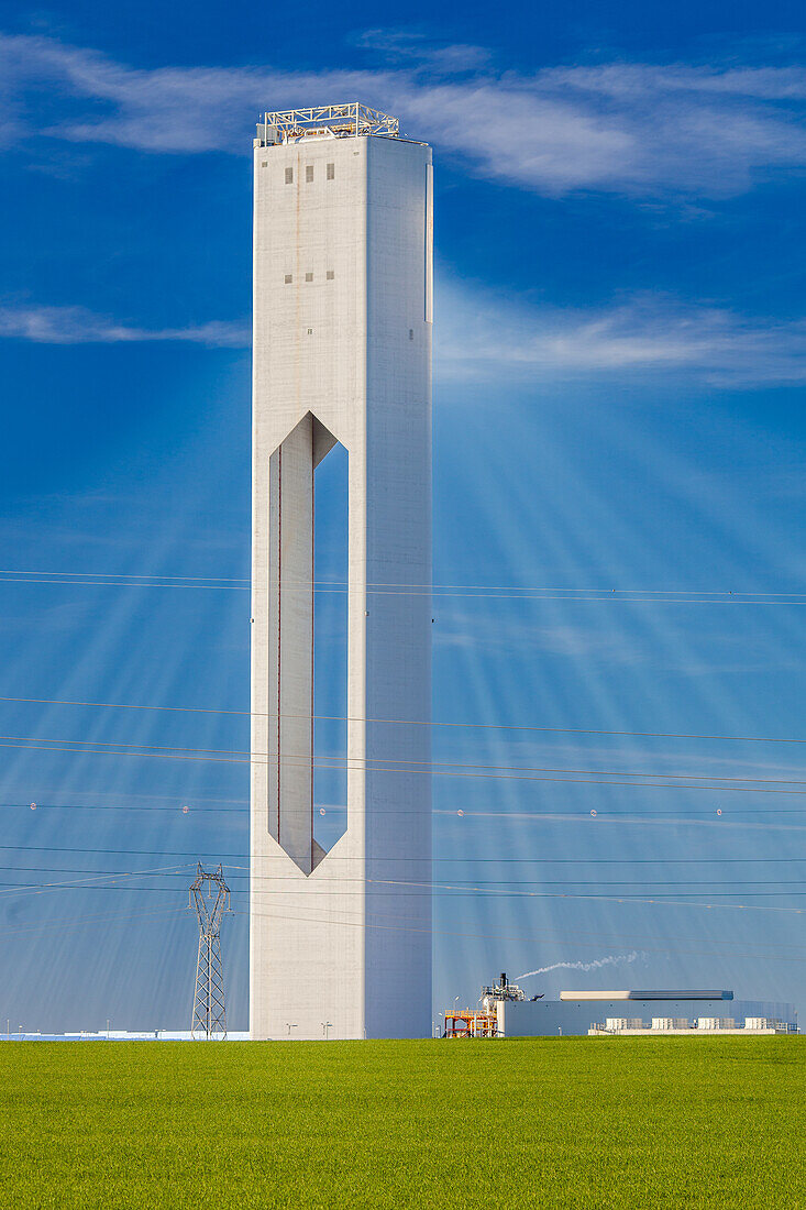 Solarstromturm auf dem spanischen Land unter blauem Himmel