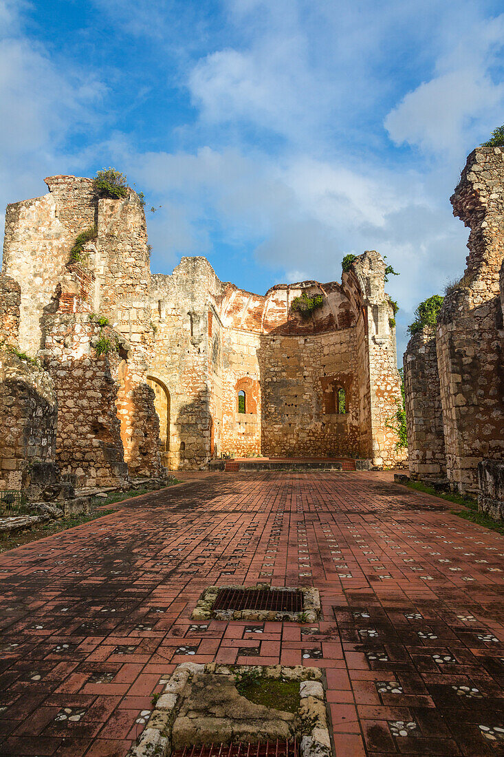 Ruinen des Kirchenschiffs des Klosters San Francisco in der Kolonialstadt Santo Domingo, Dominikanische Republik. Erbaut von 1508 bis 1560 n. Chr. Das erste Kloster auf dem amerikanischen Kontinent. UNESCO-Weltkulturerbe in der Kolonialstadt Santo Domingo.