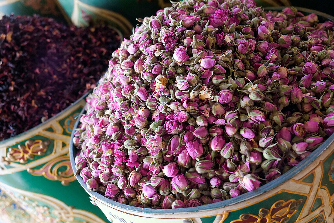 Marrakech, Marokko. Getrocknete Rosen zum Verkauf in der Medina.