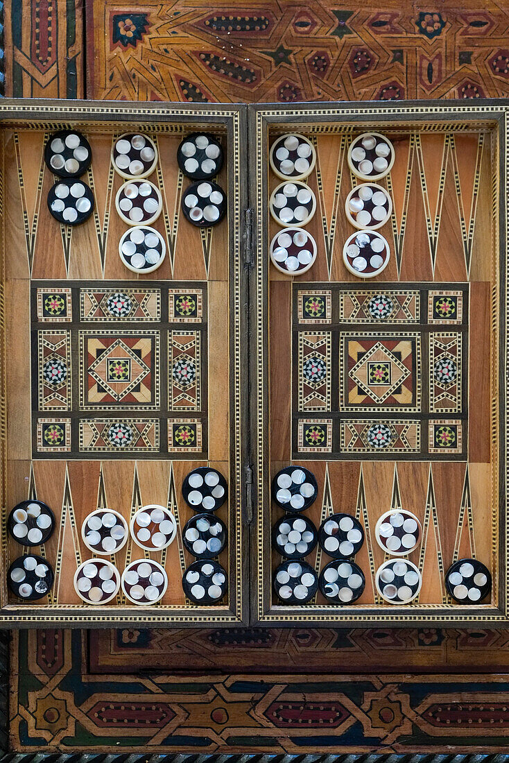 Fes, Marokko. Handgeschnitztes Backgammon-Set mit Intarsien.