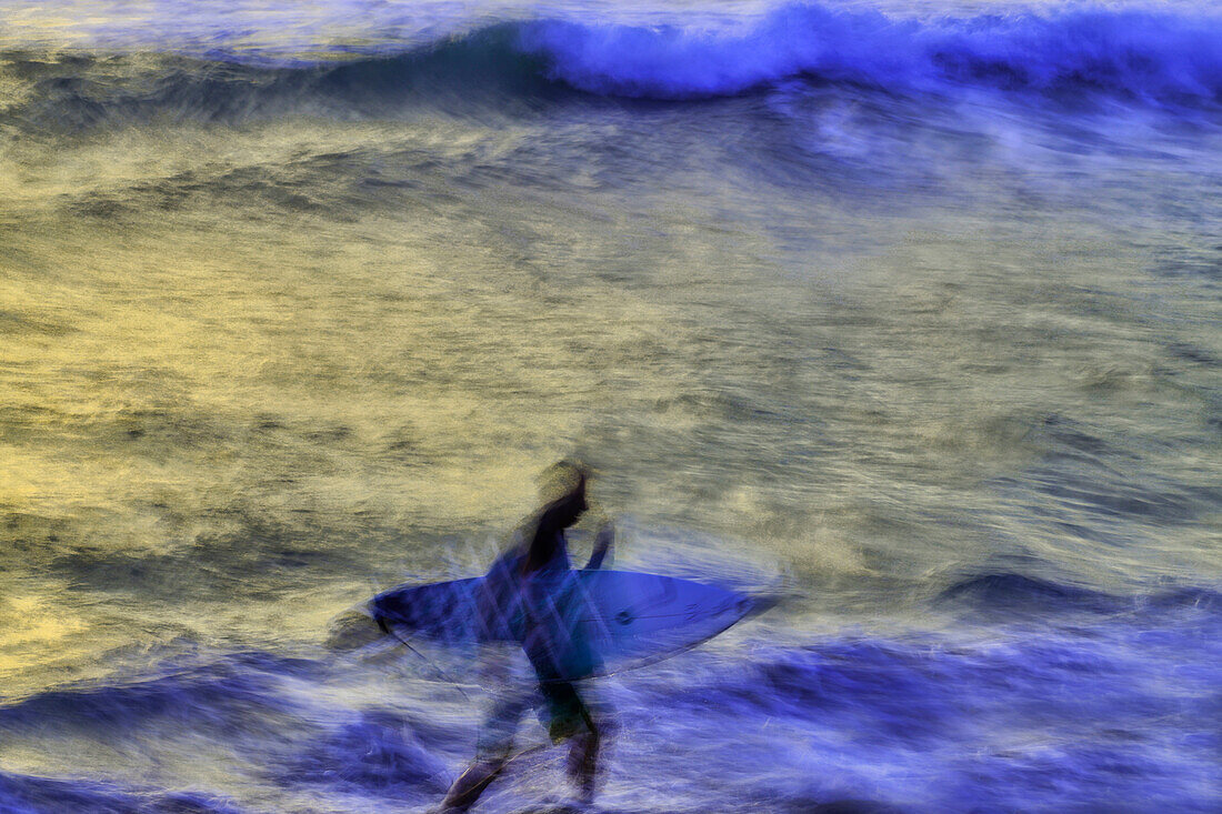 Surfen in den Wellen von Bali an der Südküste Indonesiens.