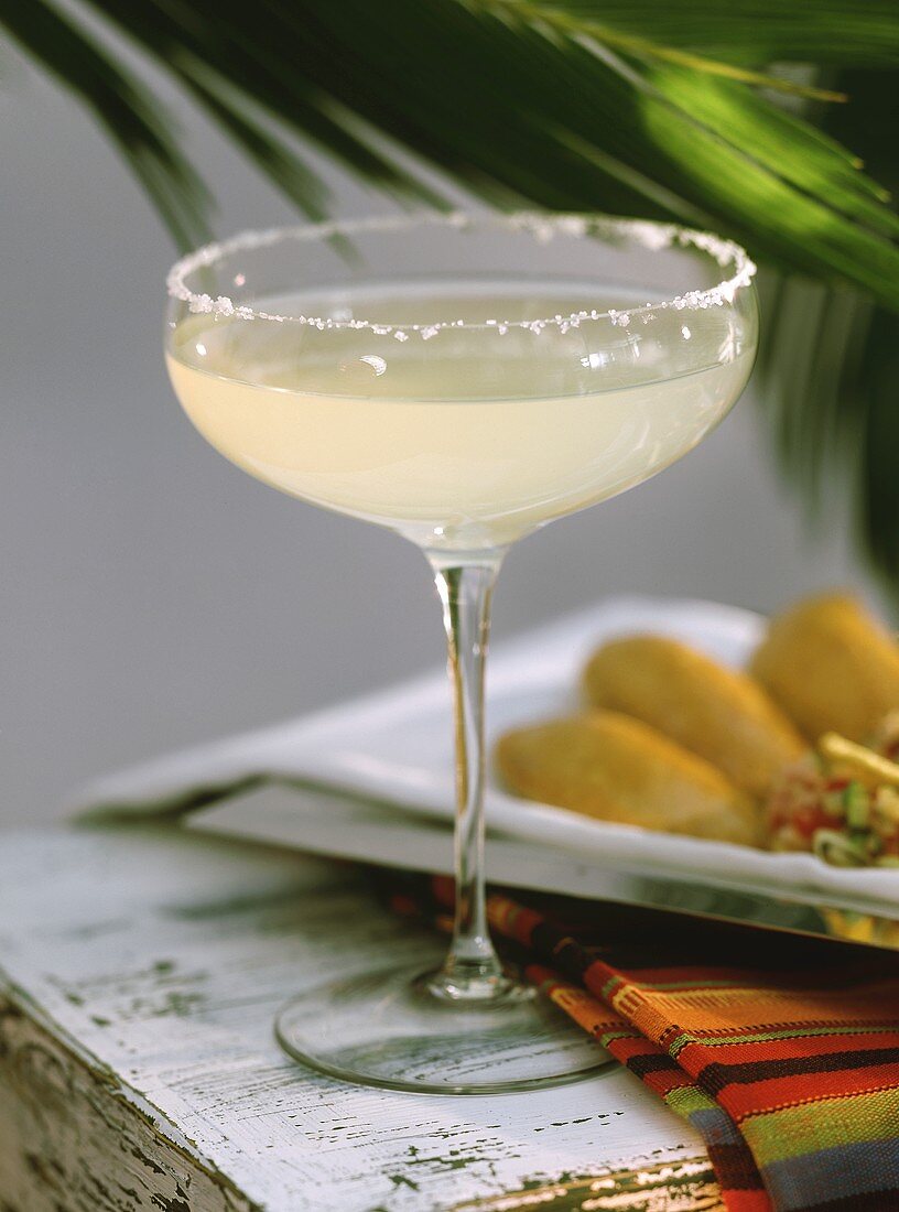 Margarita im Cocktailglas auf weißem Holztisch