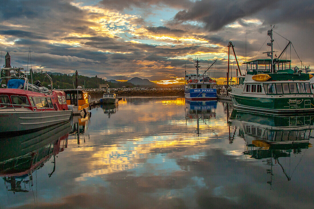 Kanada, Britisch-Kolumbien, Inside Passage. Port McNeil Jachthafen bei Sonnenuntergang. (Nur für redaktionelle Zwecke)