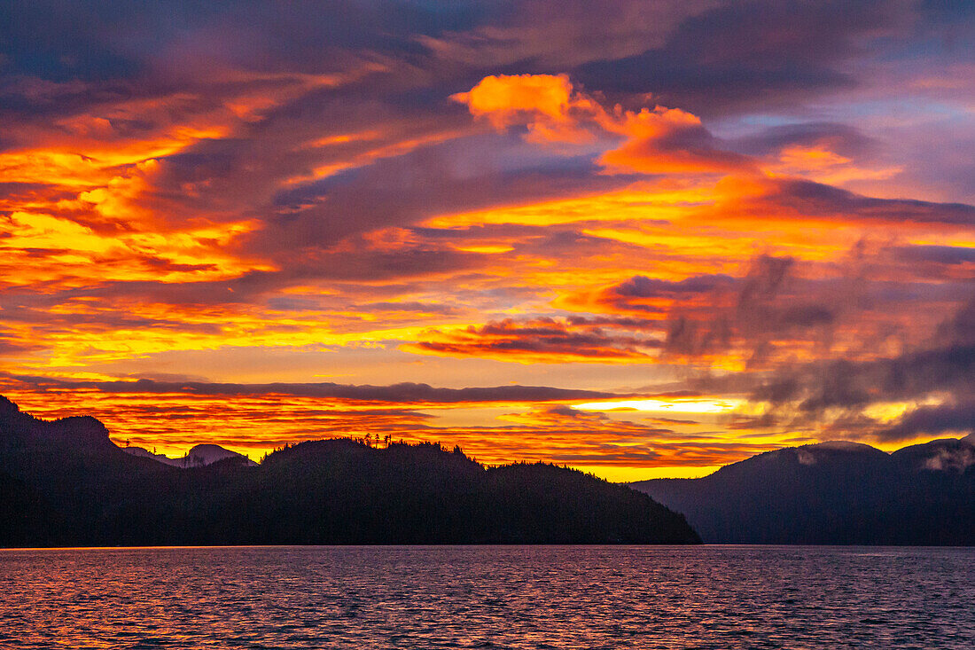 Kanada, Britisch-Kolumbien, Inside Passage. Sonnenaufgang über Meer und Bergen.