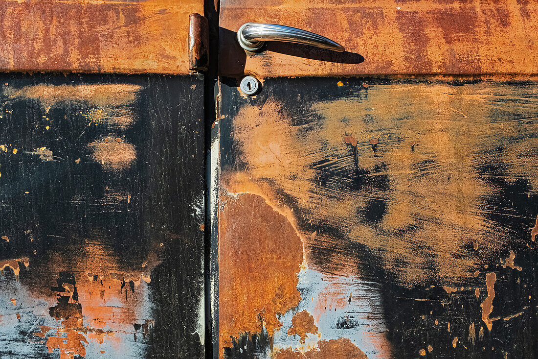 Kanada, Manitoba, St. Lupicin. Nahaufnahme von verrosteten Lackmustern auf einem Oldtimer.