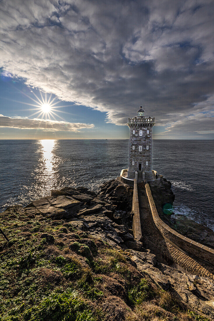 Frankreich, Bretagne, Le Conquet. Sonnenuntergang am Kermorvan-Leuchtturm