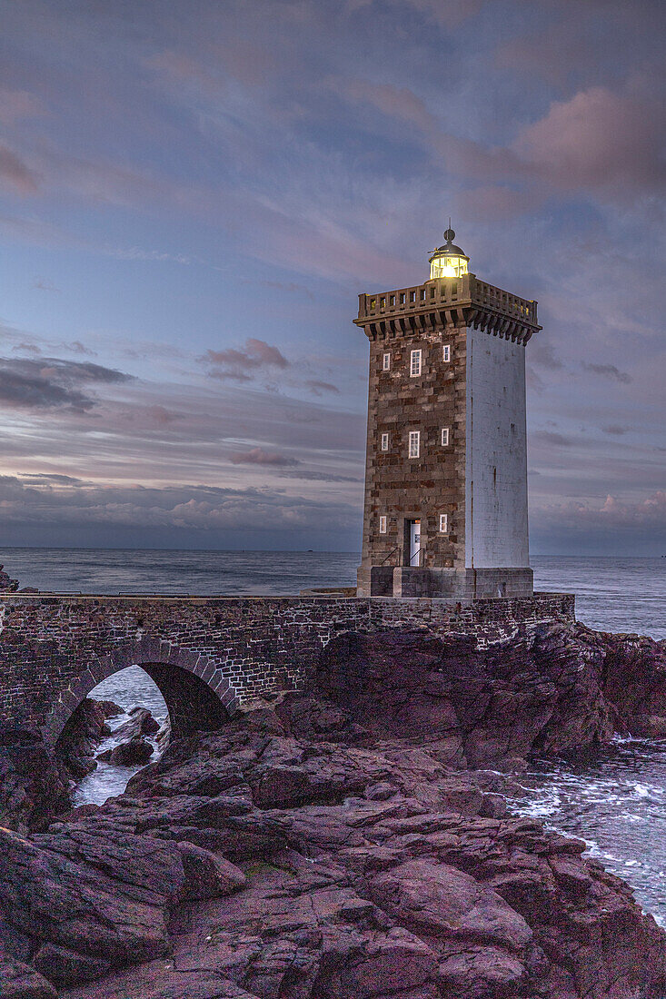 Frankreich, Bretagne. Sonnenaufgang am Leuchtturm von Kermorvan