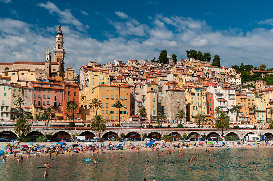 Der Strand von Sablettes, die Kirche Saint Michel und die Altstadt von Menton, Provence Alpes Côte d'Azur, Frankreich.