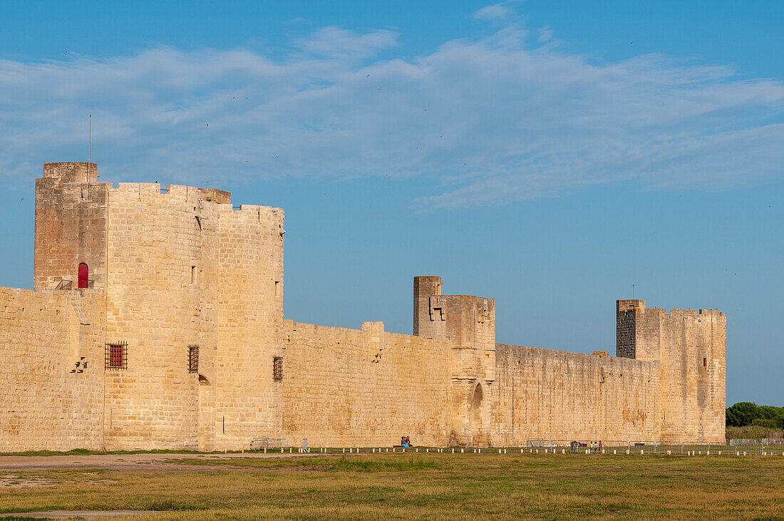 Ein Blick auf die Stadtmauern von Aigues Mortes. Aigues Mortes, Gard, Languedoc-Roussillon, Frankreich.