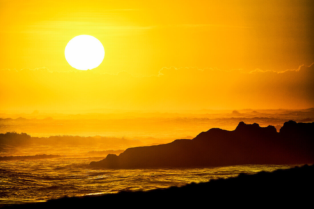 Jeden Abend werden die unglaublichen Farben der untergehenden Sonne zum Touristenmekka an den Stränden von Bali, Indonesien