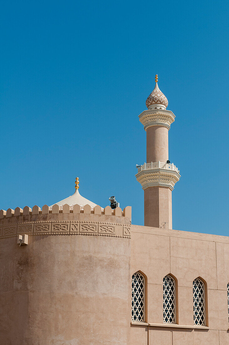 Die Festung von Nizwa. Ein Blick auf das Fort von Nizwa und sein Minarett. Nizwa, Oman.