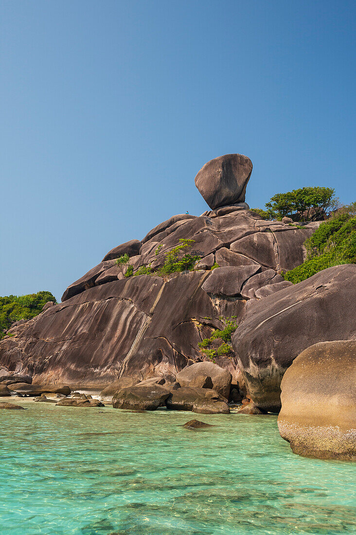 Das klare Wasser und die Felsen der Insel Ko Miang. Phang Nga, Thailand