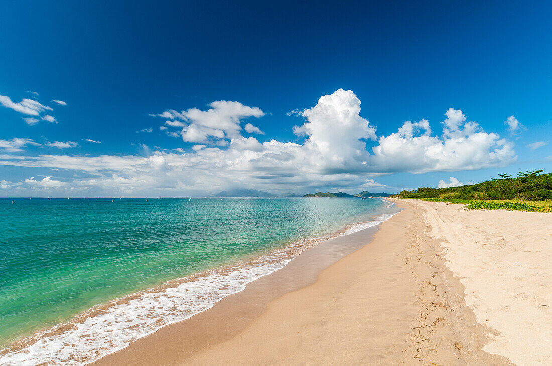 Der kilometerlange Pinney's Beach am Karibischen Meer. Nevis, St. Kitts und Nevis, Westindische Inseln.