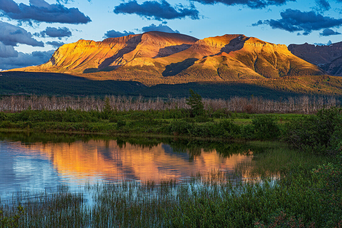 Kanada, Alberta, Waterton Lakes-Nationalpark. Sofa Mountain bei Sonnenuntergang, gespiegelt im Lower Waterton Lake.