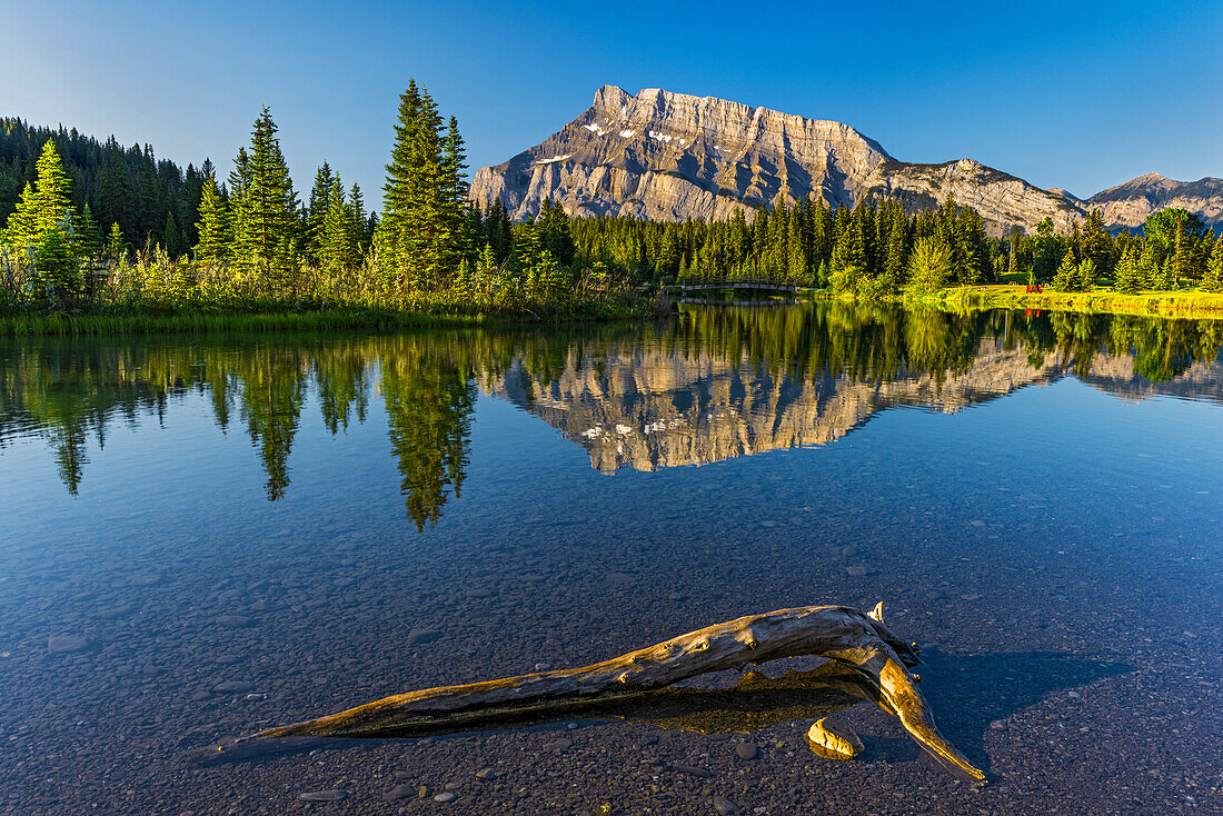 Kanada, Alberta, Banff-Nationalpark. Mt. Rundle spiegelt sich im Two Jack Lake bei Sonnenaufgang.