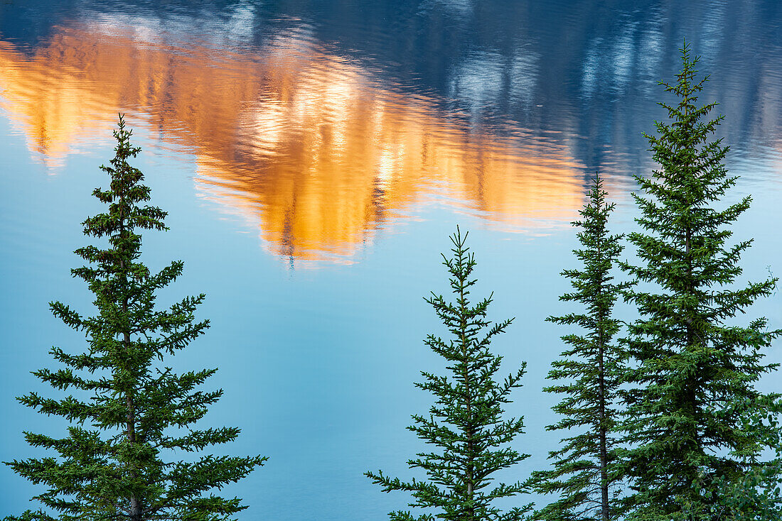 Kanada, Alberta, Banff-Nationalpark. Die Gipfel des Mt. Rundle spiegeln sich bei Sonnenaufgang im Two Jack Lake.