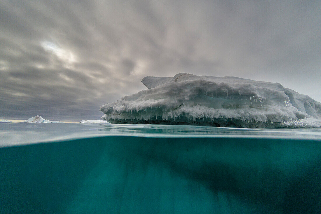 Blick von oben auf einen Eisberg. Vibebukta, Austfonna, Svalbard, Norwegen