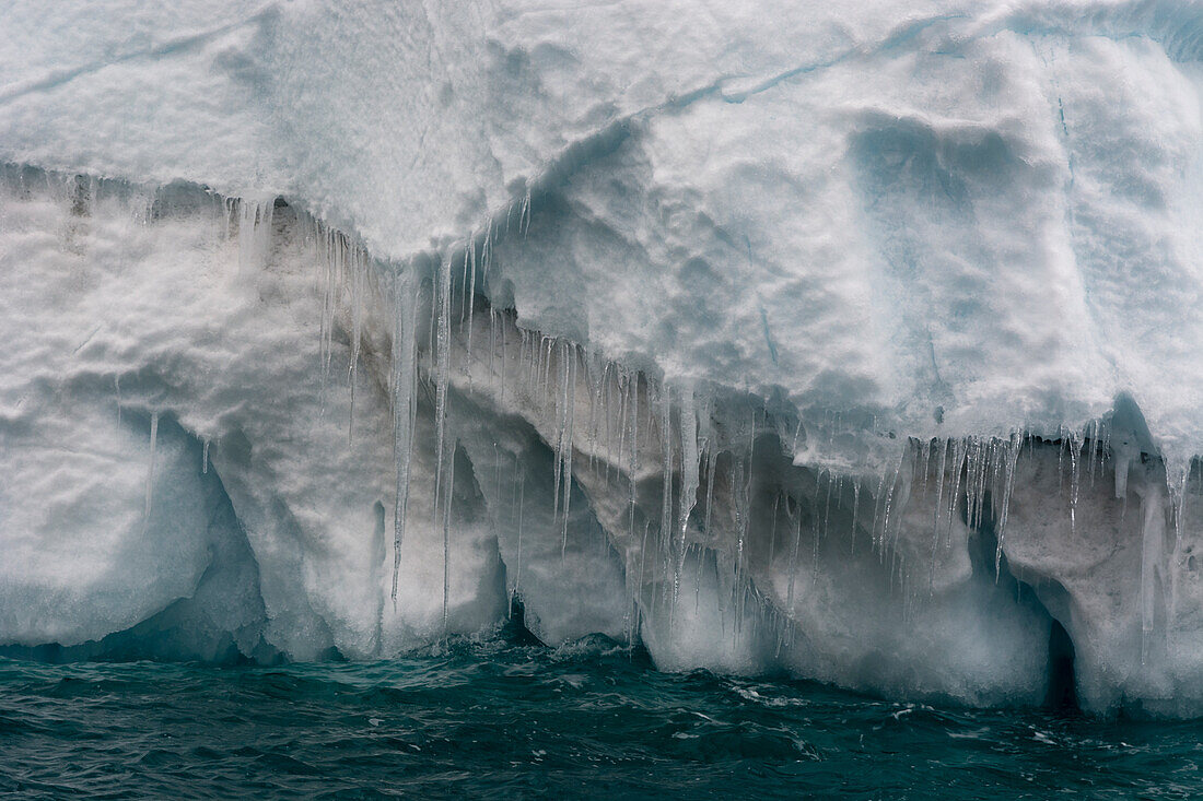 Detail eines Eisbergs an der Austfonna-Eiskappe. Nordaustlandet, Svalbard, Norwegen