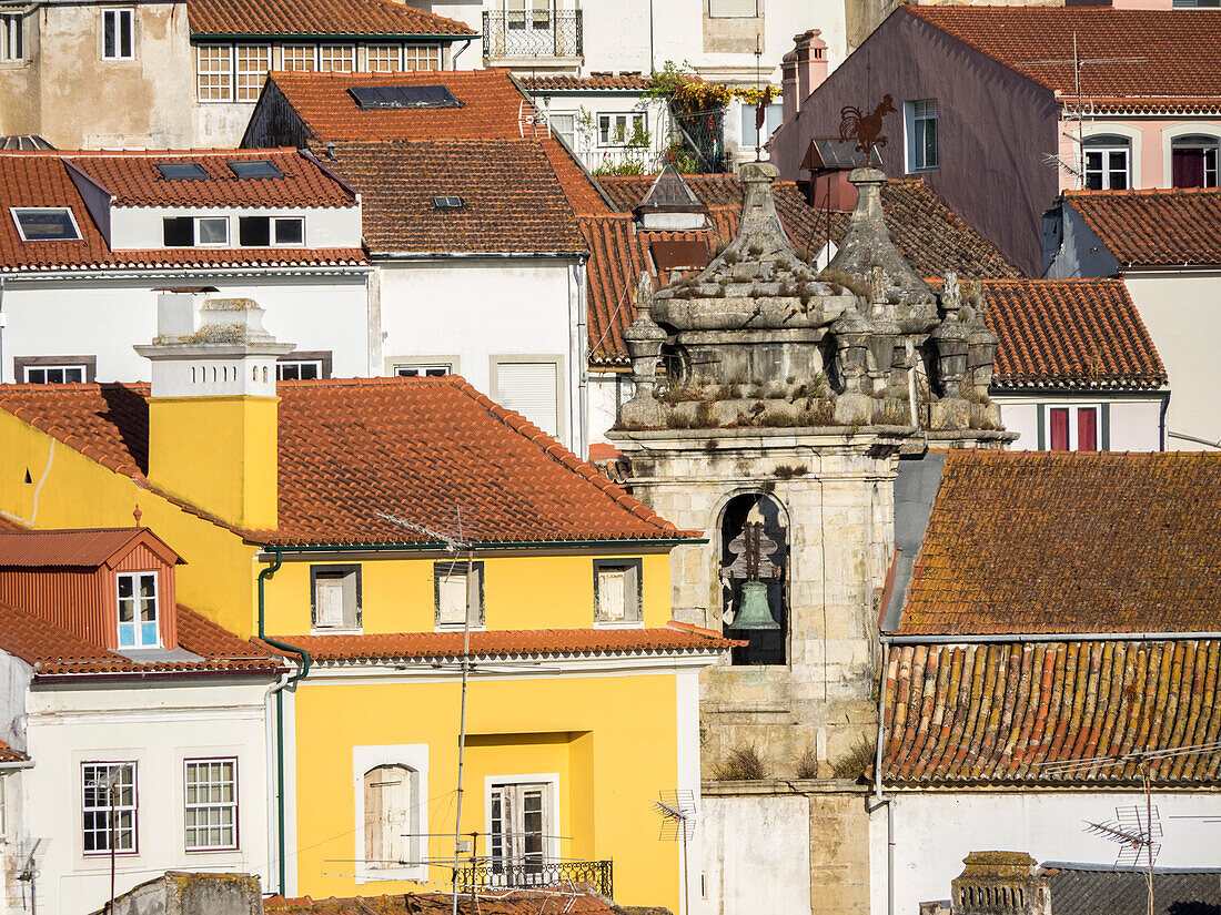 Dächer der Stadt Coimbra und der alte Glockenturm der St. Bartholomäus-Kirche.