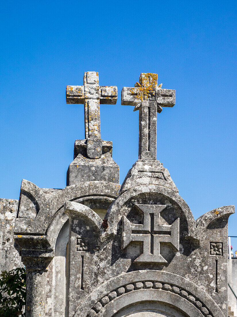 Kreuz oben auf einem alten Grabstein auf dem Friedhof des Castelo de Ourem, einem portugiesischen Nationaldenkmal.