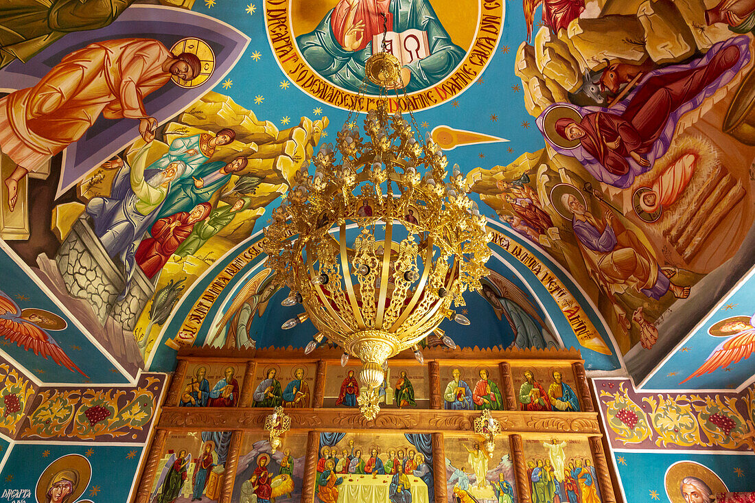 Rumänien, Siebenbürgen, Maramures, Aspra, Gemeinde Vima Mica. Blaue Kirche innen und außen de Lemn.