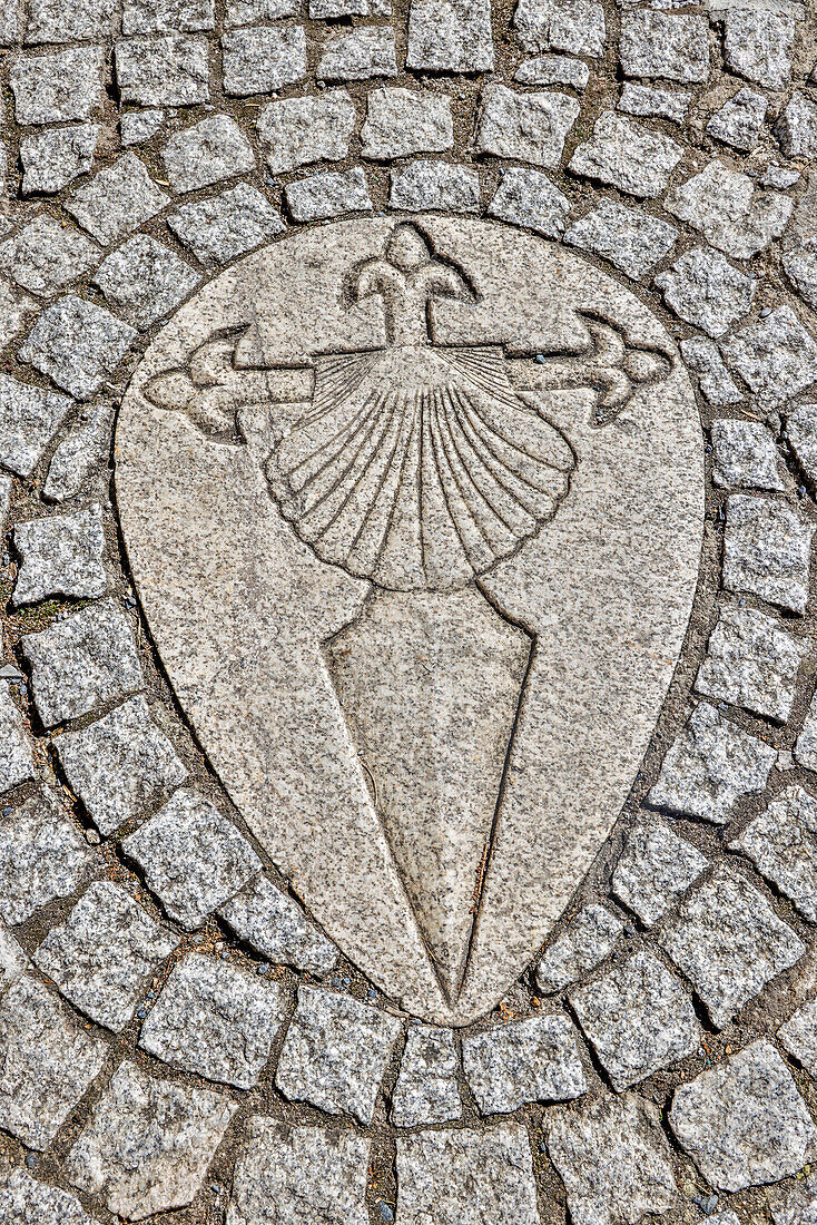 Spanien, Galicien. Schwert des Templerordens und Muschelschale auf dem Weg entlang des Jakobswegs zwischen Ventras de Naron und Palas de Rei