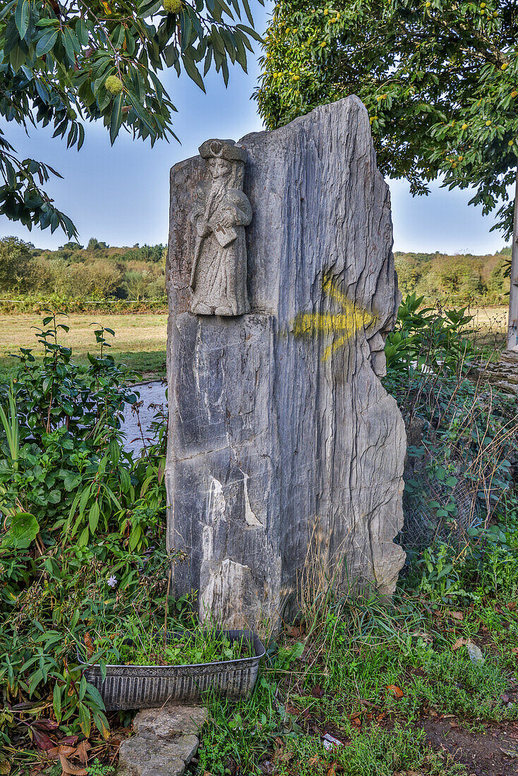 Spanien, Galicien. Steinmetzarbeit eines Pilgers auf dem Camino de zwischen Ventras de Naron und Palas de Rei