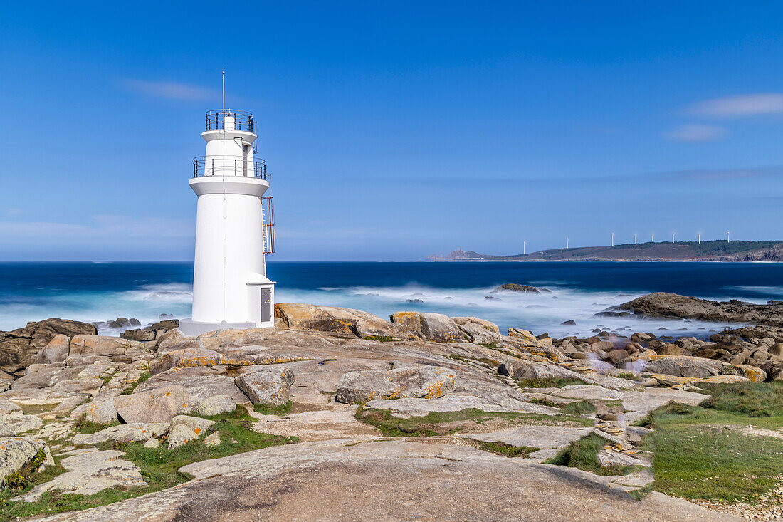 Spanien, Galicien. Meeresküste und Leuchtturm von Muxia