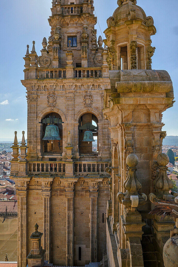 Spanien, Galicien. Santiago de Compostela, Blick auf den Glockenturm vom Dach der Kathedrale aus