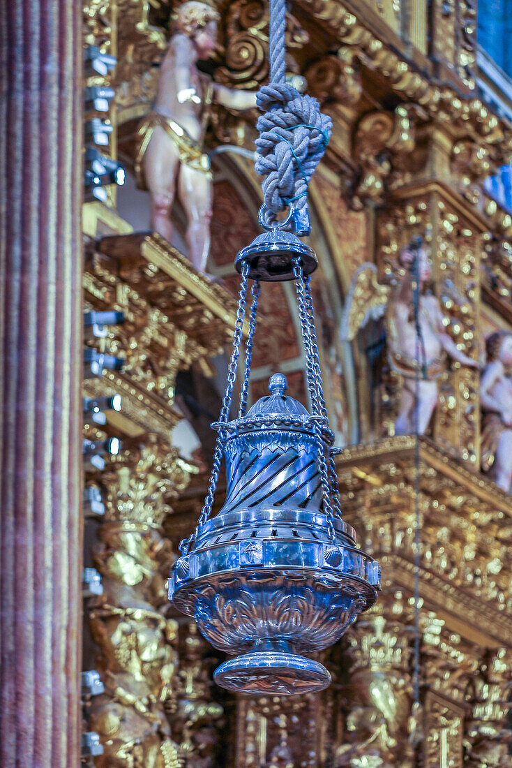 Spanien, Galicien. Botafumeiro in der Kathedrale. Eines der größten Räuchergefäße (Weihrauch), das 80 kg wiegt und 1,6 m hoch ist. Acht Männer benutzen Seile, um es zu schwingen, und es kann eine Höhe von 21 Metern erreichen und schwingt mit einer Geschwindigkeit von 68 kmh.