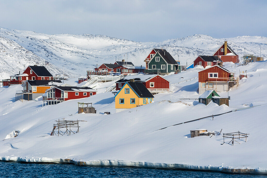 Bunte Häuser am Meer. Ilulissat, Grönland.