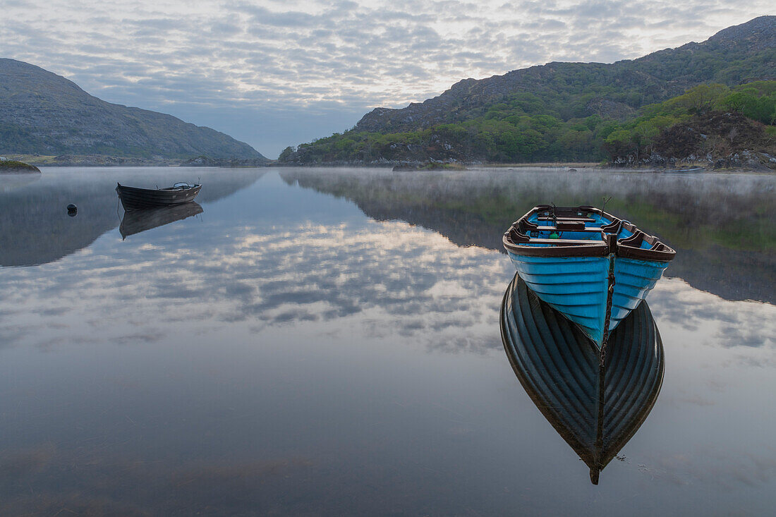 Irland, Lough Leane. Boote und Reflektionen auf dem See.