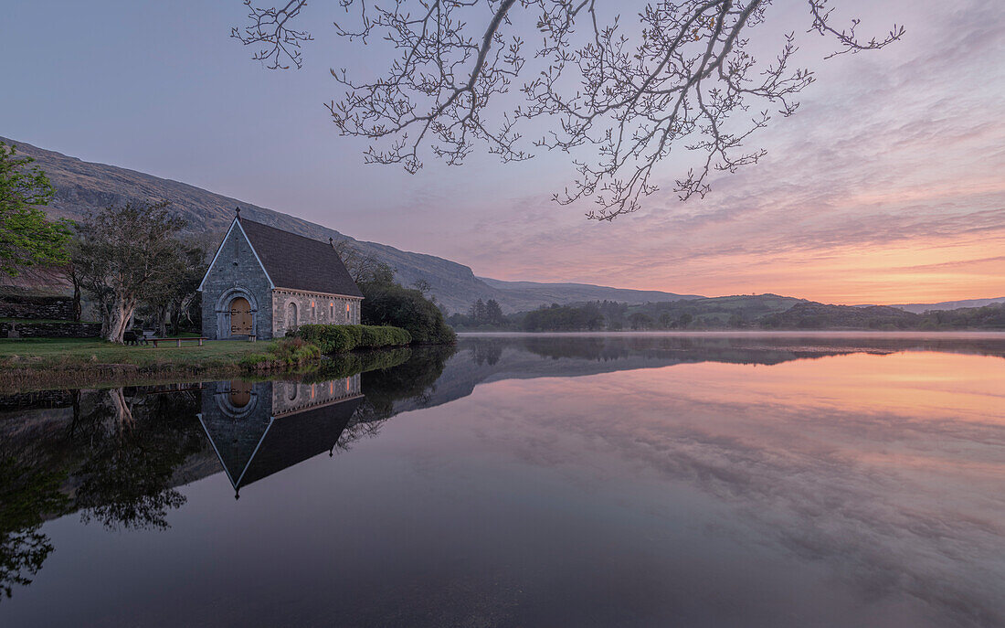 Irland, Cork, Gougane Barra. Kirche und Berge spiegeln sich im See.